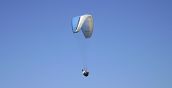 Parapendio in volo sopra Eraclea Minoa, Sicilia, vicino Agrigento