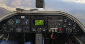 Comandi dell'aliante in volo sopra Bolzano