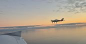 Un suggestivo volo panoramico sulla Riviera Ligure con i colori caldi del tramonto