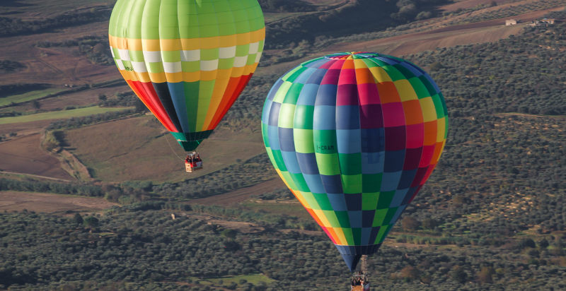 Panorama aereo dell'altopiano della Sila durante un volo in mongolfiera