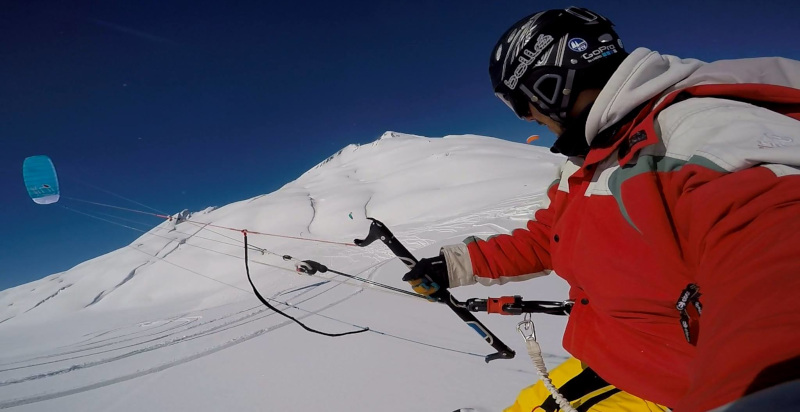 Atleta di snowkite con vista panoramica delle montagne
