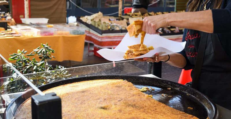 Socca croccante di Provenza servito in una piazza di Cannes