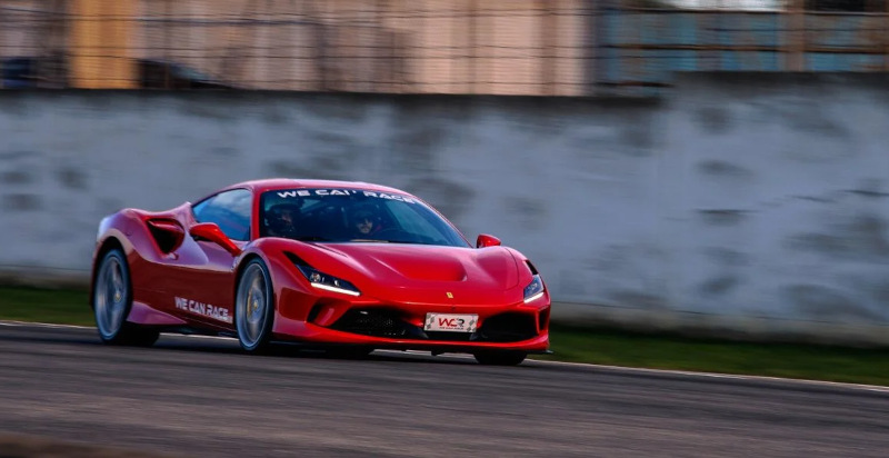 Esperienza di guida Ferrari F8 Tributo in circuito
