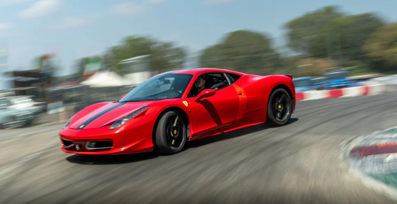 Emozione in pista: passeggero su Ferrari al Circuito Precenicco