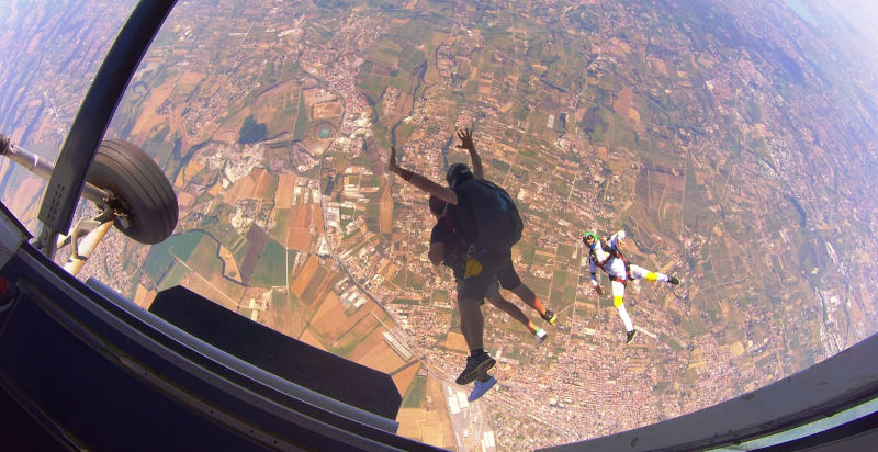 Vista panoramica di Roma durante un salto con paracadute da 4000 metri