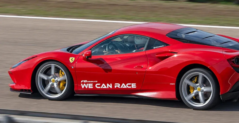 Ferrari F8 Tributo in accelerazione sulla pista di Mores