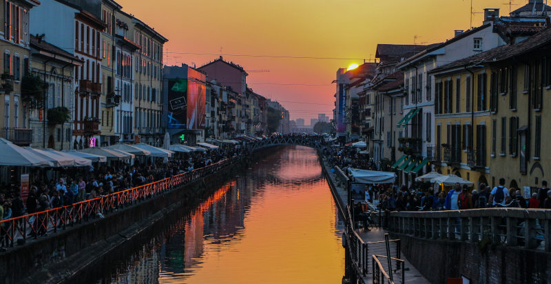 Tramonto romantico sui Navigli di Milano con riflessi sull'acqua