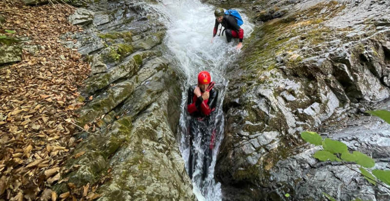 Trekking nel torrente in Val Brembana durante una giornata estiva