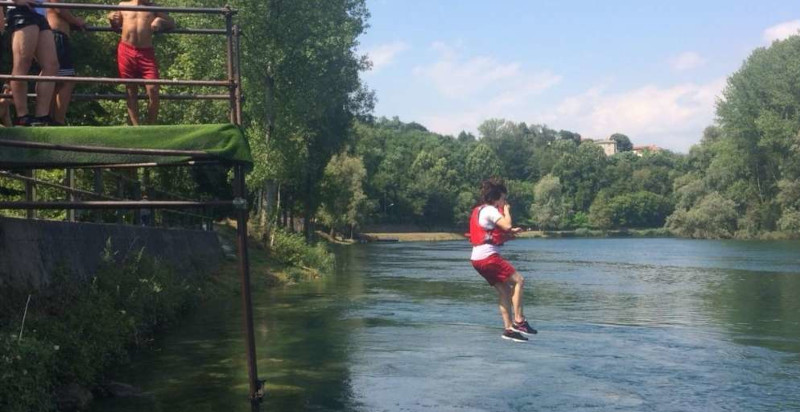 Tuffi durante un’attività di soft rafting sul fiume Adda