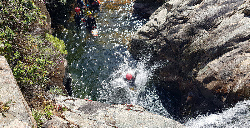 tuffo nell'acqua Sa Spendula Sud Sardegna canyoning