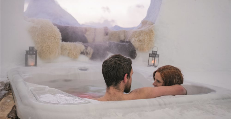 Notte nel villaggio igloo a Davos con vasca idromassaggio
