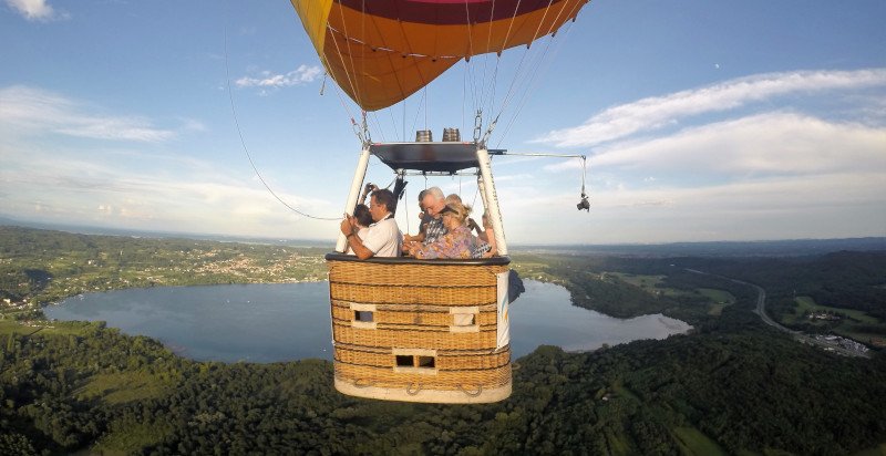 Mongolfiera in volo sopra Masino