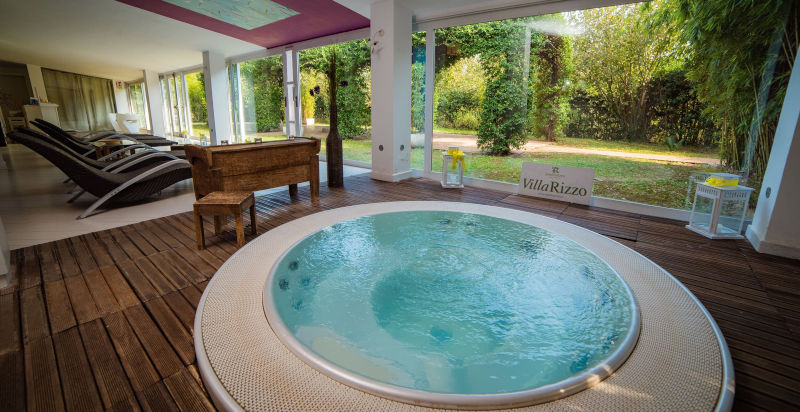 Area benessere con idromassaggio e sauna in una spa vicino a Salerno
