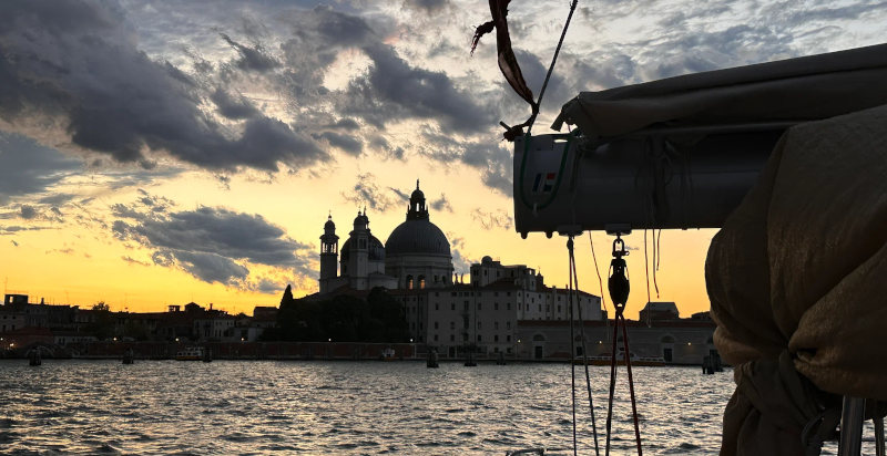 Vista mozzafiato della laguna di Venezia di sera