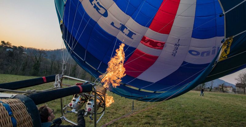 Coppia in volo in mongolfiera sopra Carpineti