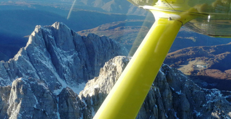 Sorvolo panoramico su L'Aquila e le montagne abruzzesi