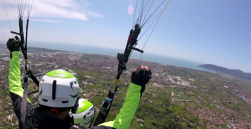 Vista mozzafiato dal parapendio: dal golfo di La Spezia alla città di Livorno
