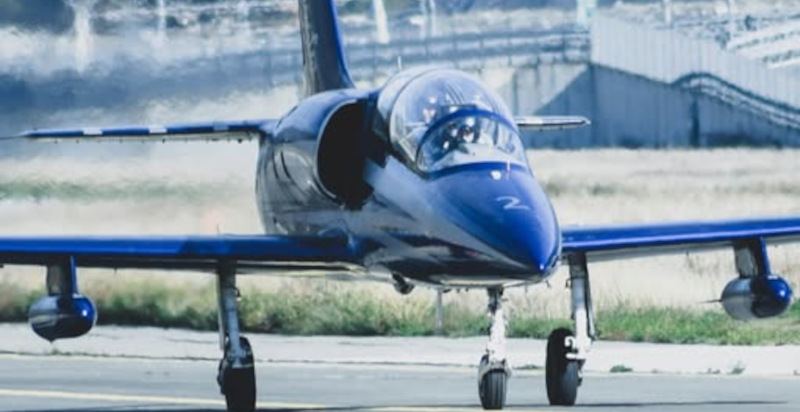 Decollo del caccia L-39 Albatros per l'esperienza di volo