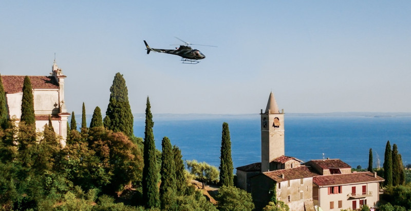 Vista panoramica del Lago di Garda durante un giro in elicottero