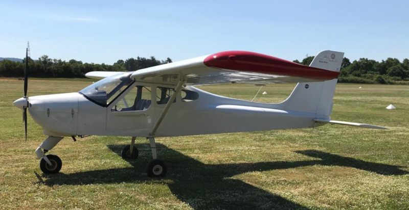 Aeroplano biposto parcheggiato pronto per un volo sui monti della Tolfa