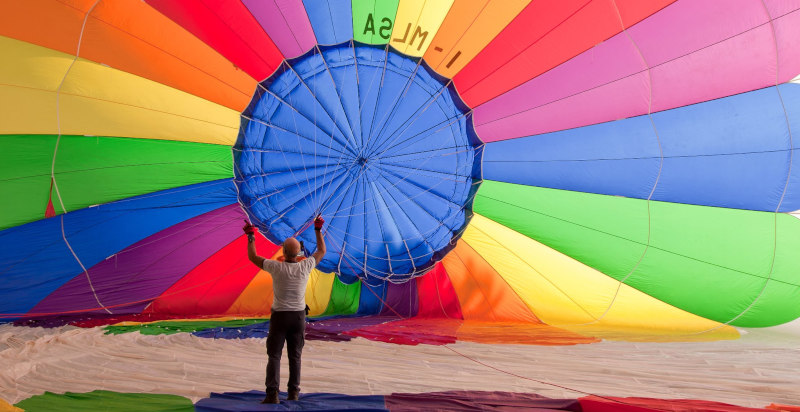 Preparazione del volo in mongolfiera con decollo da Asiago