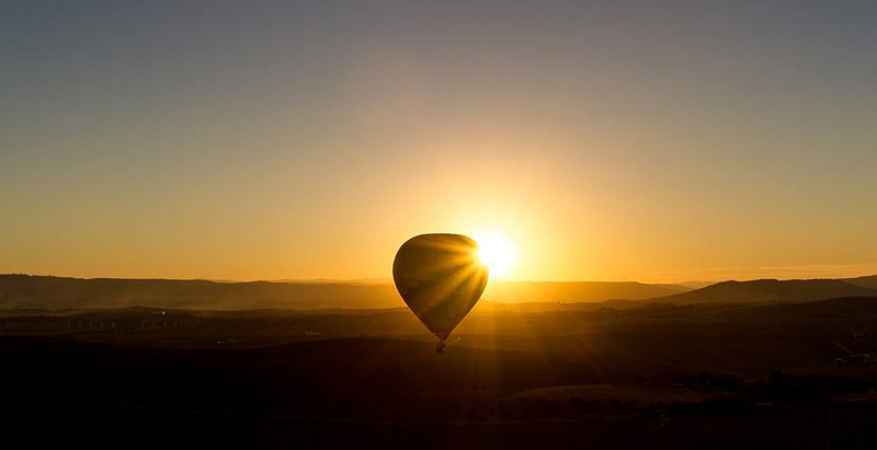 Vista aerea al tramonto  del Parco Naturale Regionale Terra delle Gravine e della flora e fauna pugliese da una mongolfiera