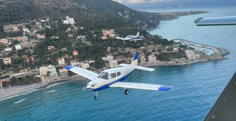 La spettacolare vista aerea della Riviera Ligure durante un volo 
