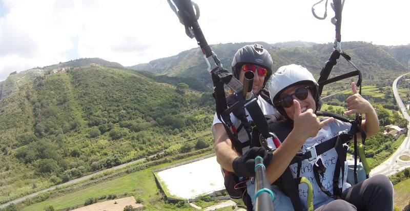 Decollo in parapendio a Tropea con vista panoramica sulla costa calabrese