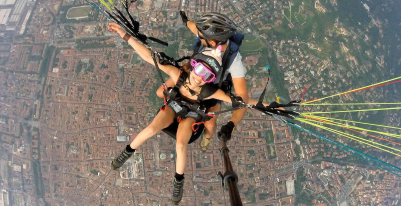 Esperienza di volo in parapendio a Bergamo con decollaggio dal Monte Linzone
