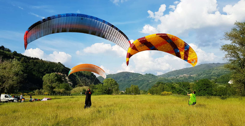 Esperienza di volo in parapendio a Lucca, sorvolo delle colline della Garfagnana