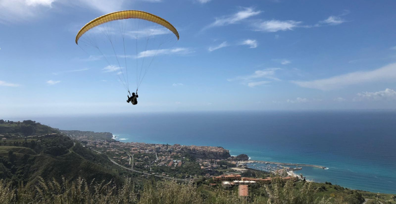 Panorama mozzafiato della Costa degli Dei durante un volo in parapendio