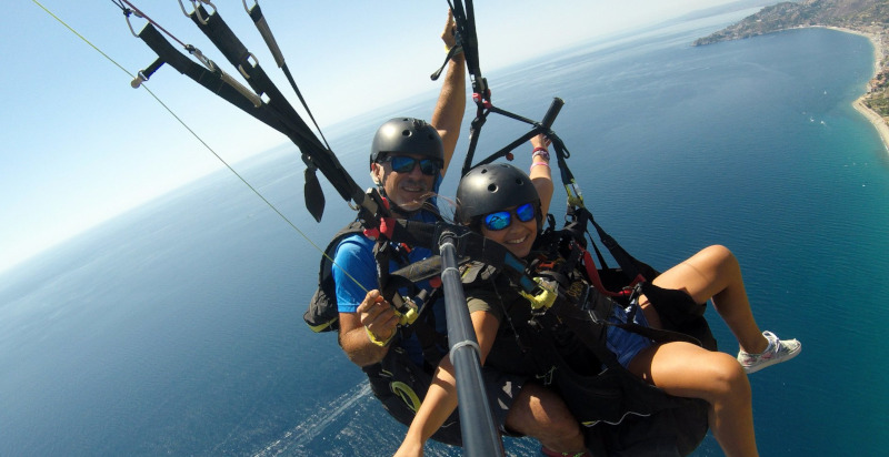Parapendio a Gallodoro: panorami spettacolari della Sicilia