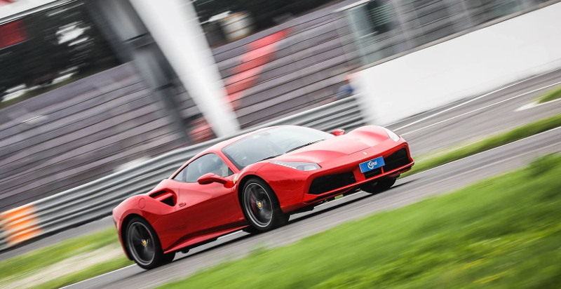 Voucher regalo per scendere in pista da pilota con la Ferrari 488 GTB al Mugello