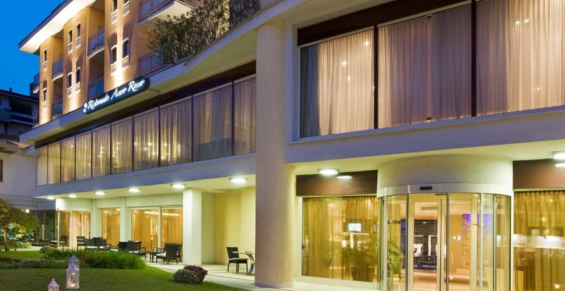 Facciata elegante dell’Hotel Rizzi Aquacharme a Boario Terme
