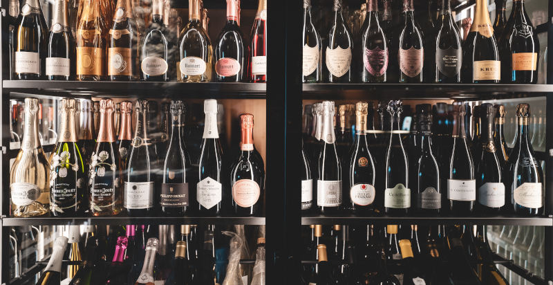 Degustazione di vini pregiati nella cantina del Nives Boutique HotelS 